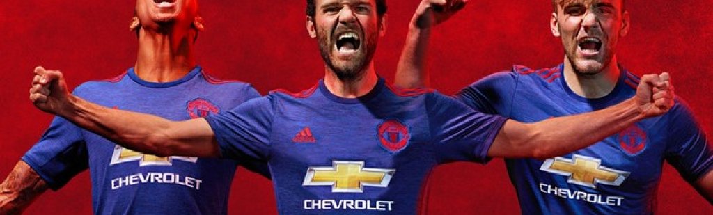Основният цвят на тениската е в тъмно син меланж, червени акценти от логото на adidas performance, три ленти на раменете и червения герб на Манчестър Юнайтед.