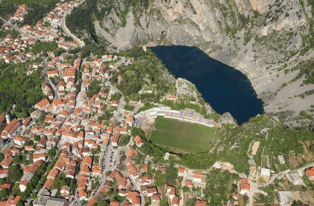 "Госпин долац" - един от най-странните стадиони в света. Намира се в Хърватия и е до едно от най-красивите и дълбоки езера в региона. При по-силен шут, топката отива да плува...
