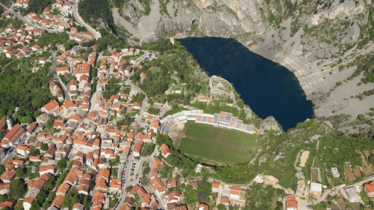 "Госпин долац" - един от най-странните стадиони в света. Намира се в Хърватия и е до едно от най-красивите и дълбоки езера в региона. При по-силен шут, топката отива да плува...
