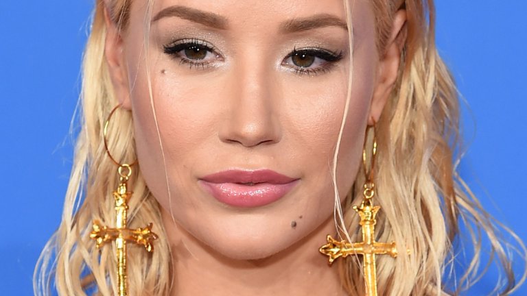 След изтичането им тя се почувствала засрамена, смутена, ограбена, ядосана, тъжна и по милион други начини. Иги Азалия отбелязва, че това се дължи не само на самото изтичане на снимките, но и на реакциите в социалните мрежи.