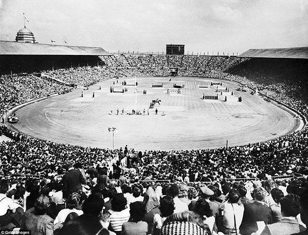 Чували ли сте някога 126 000 зрители да гледат квалификации по конна езда!? Това е фотофактът. На олимпиадата през 1948 г. толкова гледат първите обездки на "Уембли", а интересът към финалите стига до търсене от над 200 000 за билети. Това е и една от най-посетените със зрители олимпиади в историята.