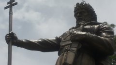 Грозен или не, монументален изрод или не, диснилендовски кич в стила на Скопие или не, паметникът на цар Самуил е една стъпка в много правилната посока, защото София е истинска пустиня, когато говорим за паметници, символизиращи държавността и културата ни