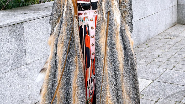 След публичното разпространение на скандални снимки, на които се вижда как Кейт Мос смърка кокаин, заснета от папараци, H&M прекратиха договора си с нея и тя загуби милиони, след като спря да бъде рекламно лице на марката.