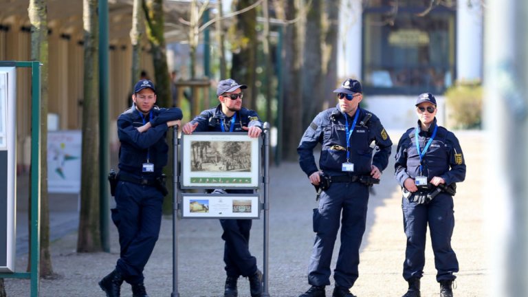 Полицаите от Берлин са били настанени във фургони на територията на казарма в Бад Зегеберг, на североизток от Хамбург. През последните две седмици в Хамбург са дислоцирани три бригади с обща численост от 220 души - мъже и жени - работещи за берлинската служба

