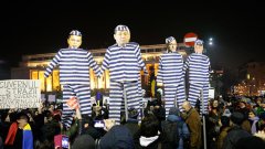 Протестиращите бяха изработили кукли на някои от лидерите на Социалдемократическата партия - включително министър-председателя Гриндяну, лидерът на ПСД Драгня и бившите премиери Виктор Понта, Калин Попеску Търичану и др. 