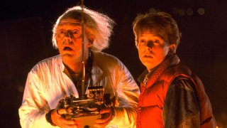 Back to the Future/ "Завръщане в бъдещето"
Има много и различни класации за големи комедии, но колкото и субективни да са те, винаги и неизменно в тях на челните места присъства Back to the Future. Няма как и да бъде иначе, просто защото всеки един момент и всеки един елемент от този филм има абсолютно култов статус - от легендарния пътуващ във времето DeLorean до самозавързващите се кецове на Марти Макфлай или прическата на д-р Емет.