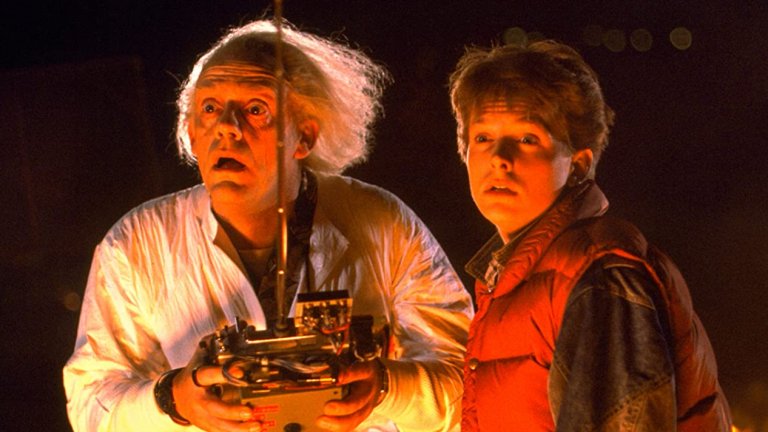 Back to the Future / "Завръщане в бъдещето"
Има много и различни класации за големи фантастики, но колкото и субективни да са те, винаги и неизменно на челните места трябва да присъства “Завръщане в бъдещето”. Няма как и да бъде иначе, просто защото всеки един момент и всеки един елемент от този филм има абсолютно култов статус - от легендарния пътуващ във времето DeLorean до самозавързващите се кецове на Марти Макфлай или прическата на д-р Емет.