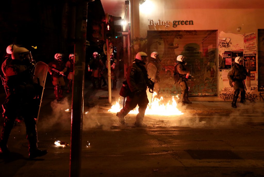 Тежки сблъсъци между протестиращи и полицаи в Атина и Солун