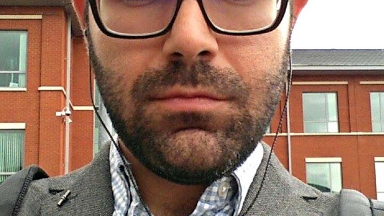 Това е Иван Найденов. Иван работи като анализатор на данни във Великобритания. Преди си пускал брада само през периодите, когато не е на работа, защото това е символизирало някакъв вид свобода. В крайна сметка обаче стилът много му харесва и решава да я остави, но да я поддържа късичка. Не знае дали би я обръснал скоро и по какъв повод - ако загуби някакъв бас, може би.