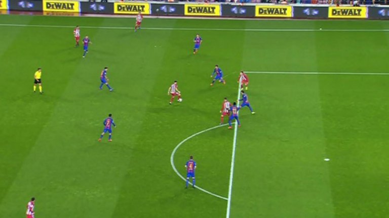 1. Отмененият гол на Гризман
Един от последните случаи, при който голът на Антоан Гризман в реванша от полуфиналите за Купата на краля бе отменен. Нападателят на Атлетико правилно размаха пръста си срещу страничния рефер, показвайки, че не е бил в нередовна позиция. Като това не бе единственото спорно решение в мача…