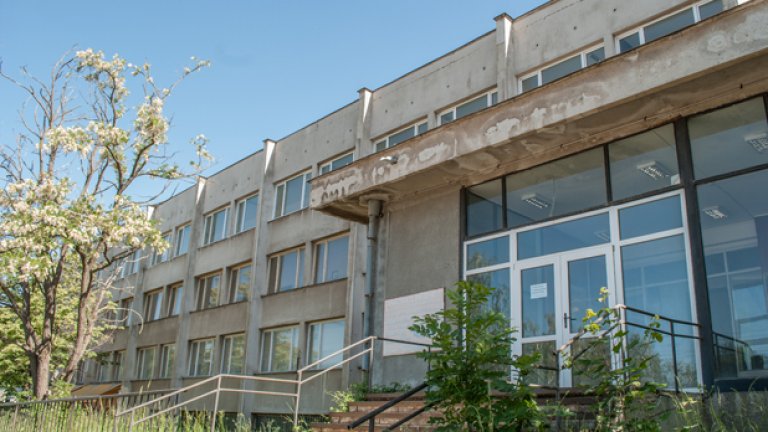 Отвън сградата изглежда изоставена
