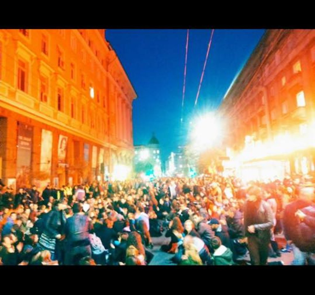 Кордон от три полицейски редици пази централата на \\\"Атака\\\". Полицаи има в околните преки и градинката при църквата \\\"Св. София\\\".