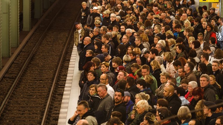 Подземните спирки на метро и влакове са потенциални скривалища.