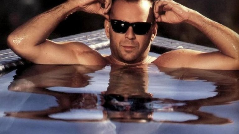 Брус Уилис
Е, той е велик актьор. И винаги е бил такъв - поне от 1985-та до сега. Ако го знаете само от поредицата "Умирай трудно" - много сте изпуснали. Неговият комедиен чар се лее и в "Смъртта й прилича" (1992), "Бандити" от 2001, както и от участието му в сериала "Приятели", което му донесе второ "Еми" след комедията "Съдружници по неволя" през 80-те, където беше просто неустоим.
Но той играе и в драма: спомнете си "Шесто чувство" (1999), "Неуязвимият" (2000), "Син Сити" (2005), "16 пресечки" (2006), "Looper: Убиец във времето" (2012)... Всъщност тук си нямаме работа с кой да е...