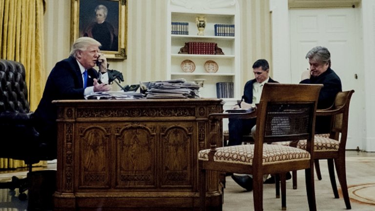Съветникът по национална сигурност Майкъл Флин в компанията на Стив Банън по време на телефонен разговор на Доналд Тръмп в Белия дом