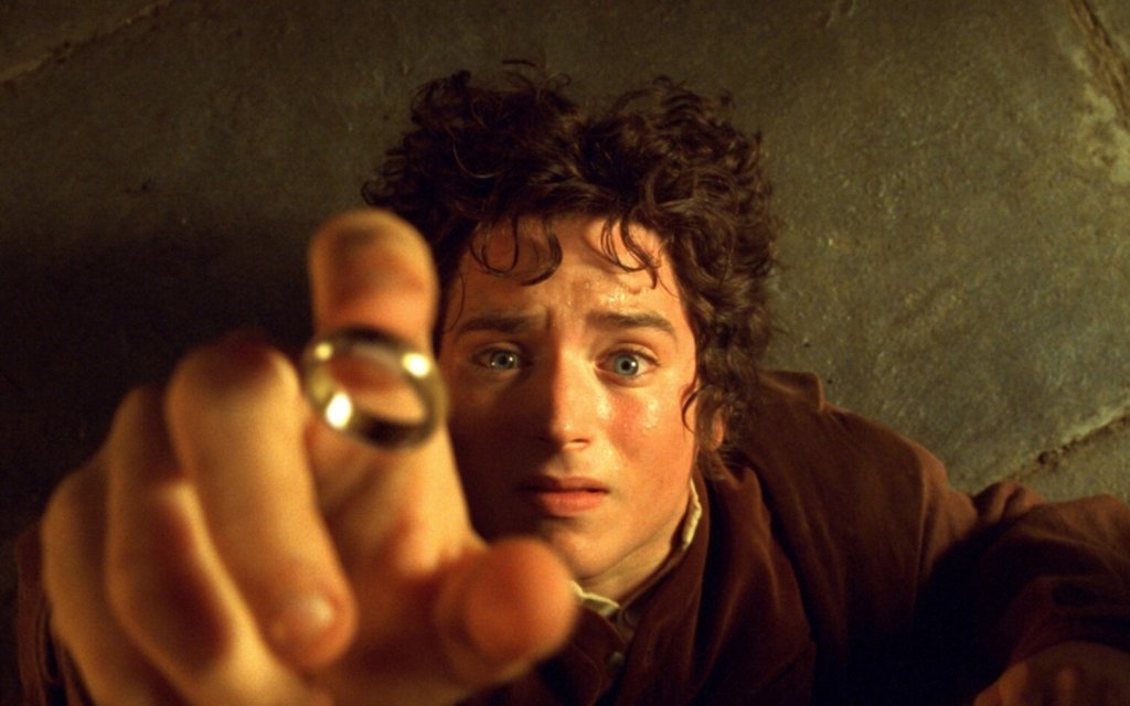 Пази един от пръстените, използвани във филма
Илайджа Ууд е голям фен на романа "Властелинът на пръстените" и режисьорът на филмите Питър Джаксън оценява страстта, която актьорът влага в ролята си, така че зрителите наистина да видят Фродо. Затова след края на сагата му подарява един от пръстените, които са използва при снимките.