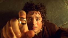 Когато си принуден да си стоиш вкъщи, трябва да има с какво да се забавляваш. И тъй като сериалите изискват твърде голям ангажимент заради многото си епизоди, препоръчваме ви друг вариант - филмови поредици! Ето някои, с които да уплътните времето си:

"Властелинът на пръстените" (Lord of the Rings), но разширените версии!

Един пръстен, група неочаквани сподвижници и една задача, от която зависят съдбините на света. Питър Джаксън пренесе възможно най-сполучливо на голям екран фентъзи епоса на Дж.Р.Р.Толкин. Години по-късно тези филми не са остарели - напротив, гледането им е още по-голямо удоволствие след разочарования като "Хобит" или финала на Game of Thrones.

Тук обаче ви препоръчваме да гледате разширените (extended) версии на филмите, които се равняват на общо над 11 часа. Да, не можете да излизате навън, но това не пречи пред телевизора или екрана на компютъра да се отдадете на приключение сред красиви (а по-късно и доста мрачни) земи с Фродо и компания.