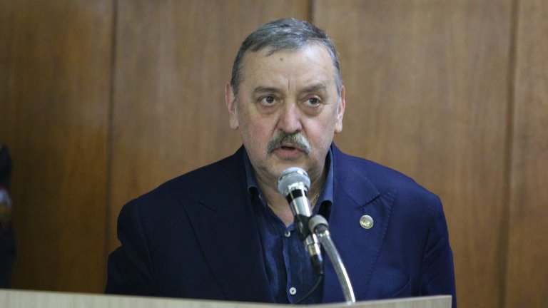 Служители искат преразглеждане на решението за пенсиониране на доскорошния директор на центъра
