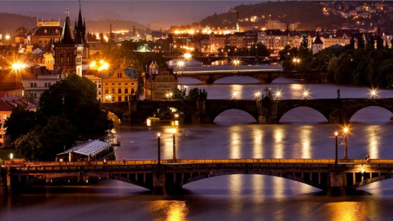 Река Вълтава се надига застрашително под Карловия мост.