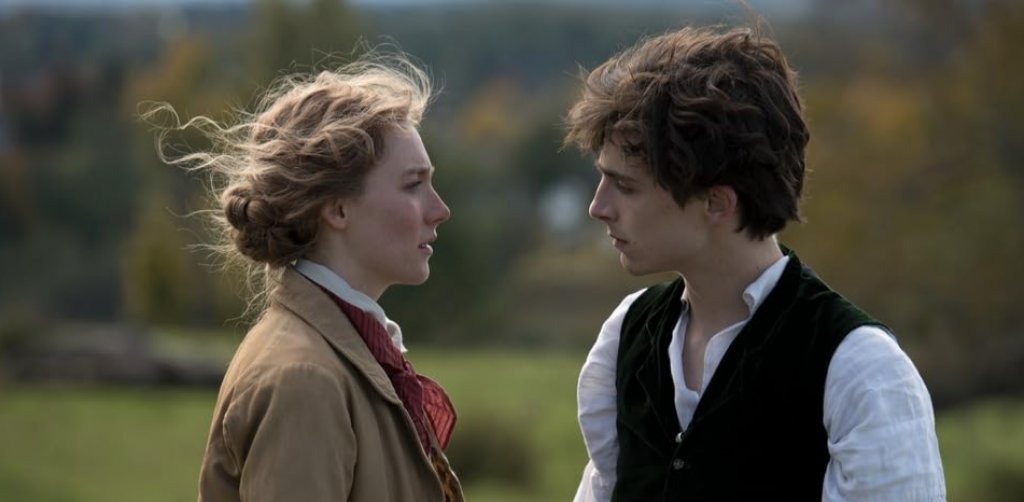 “Малки жени”
Къде да гледате: в Netflix 
Версията на Грета Гъруиг от 2019-та ни пренася в почти приказната атмосфера на САЩ в края на XIX век. В центъра на историята са четири сестри, всяка от които с различни интереси и амбиции, които се опитват да открият своето място под слънцето. А понякога това означава да предизвикват обществените порядки на времето.