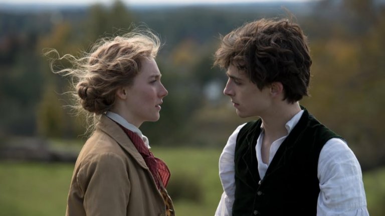 “Малки жени”
Къде да гледате: в Netflix 
Версията на Грета Гъруиг от 2019-та ни пренася в почти приказната атмосфера на САЩ в края на XIX век. В центъра на историята са четири сестри, всяка от които с различни интереси и амбиции, които се опитват да открият своето място под слънцето. А понякога това означава да предизвикват обществените порядки на времето.