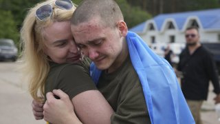 Двете страни трябва да разменят всички на възраст под 25 години, както и тежко ранените