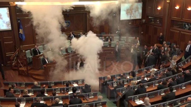 Депутат от опозицията хвърли сълзотворен газ