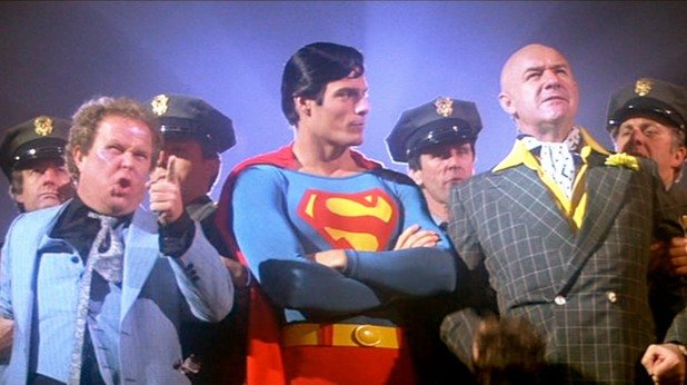 1. "Супермен" (1978)

"Супермен: филмът" на Ричард Донър завинаги ще остане считан от мнозина за ‘най-добрата’ филмова версия на супергероя. Обещаващ да убеди зрителите, че човек може да лети, филмът прави точно това – ето защо краят му е толкова объркващ. Кулминацията на филма показва как нечестивите планове на Лекс Лутър се реализират, а Супермен е принуден да избира кой от бреговете на Америка да спасява, което води до смъртта на Лоис Лейн (Марго Кидър).

Вбесен, Супермен издава вик и излита в небето, като започва да лети около земята – обратно на въртенето й – колкото може по-бързо. Това, което е представено в началото като нервен изблик, скоро се оказва нещо много по-сериозно, тъй като катастрофата и разрушението се завръщат - Супермен е придобил контрол над самото време. Внезапната нова сила на героя така и не е обяснена въпреки постоянната промяна на митологията. Мястото на филма в историята показва, че дори този край може да бъде игнориран (точно както и сюжетът в продължението му с целувката, изтриваща паметта), но не говори добре за въображението на създателите на филма.
