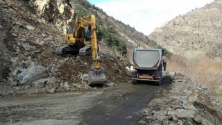 Алпинисти разчистват пътя Кричим - Девин