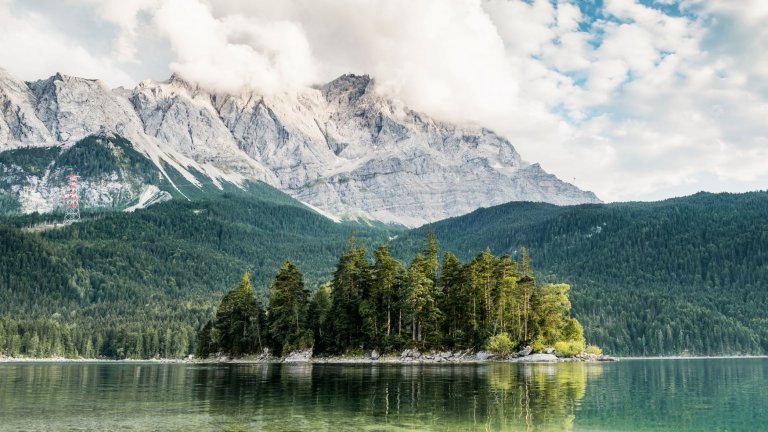 Айбзее предлага страхотни гледки към масива, където е Цугшпице.
