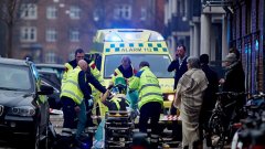 "Вече сме убедени, че това е политически мотивирана атака, следователно е терористична атака", каза премиерът на Дания Хеле Торнинг-Шмит.
