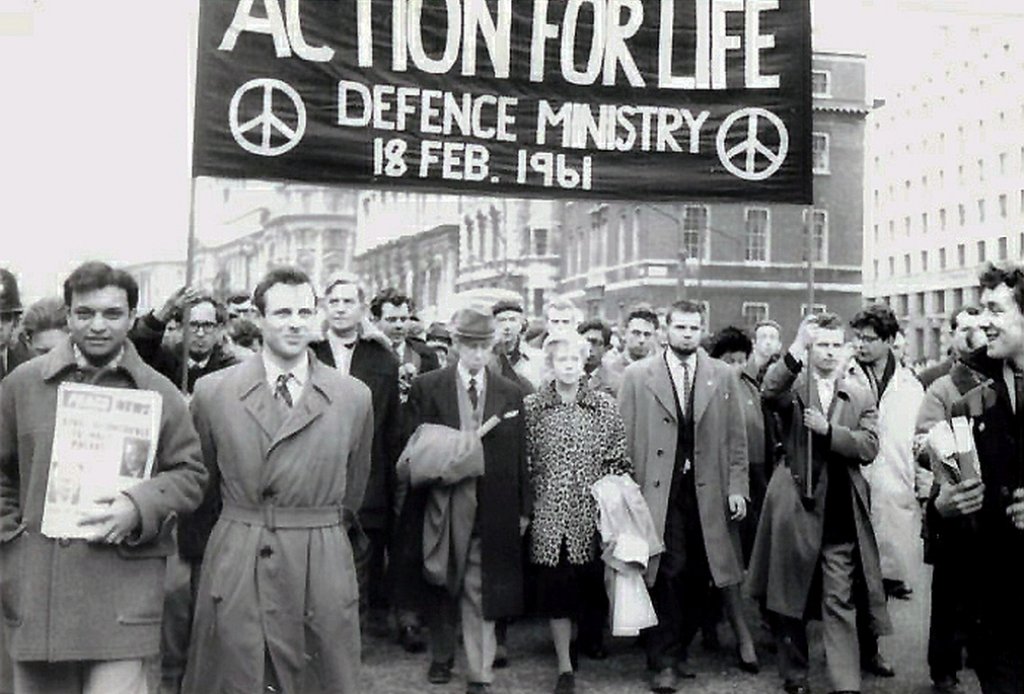 Bertrand_Russell_leads_anti-nuclear_march_in_London,_Feb_1961
