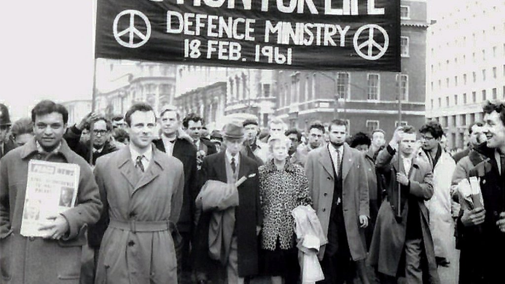 Bertrand_Russell_leads_anti-nuclear_march_in_London,_Feb_1961