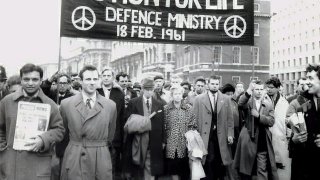 Bertrand_Russell_leads_anti-nuclear_march_in_London,_Feb_1961