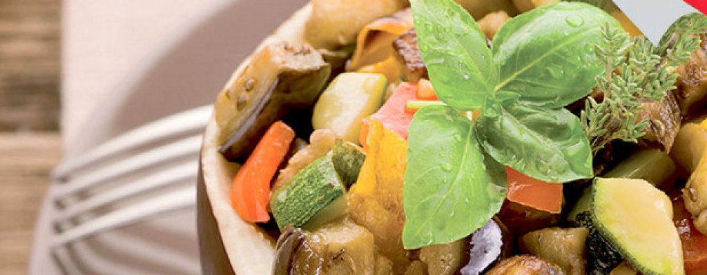 2. Френски рататуи 
• Нарязани на ситно 2 глави червен лук и 2 скилидки чесън. • Нарязани на кубчета от около 1 см: 1 голям патладжан,   2 тиквички,  1 луковица копър, 1 жълта чушка и  6 домата. • 2-3 стъбла целина • 1 супена лъжица захар • няколко стръка пресен розмарин и босилек • сол • смлян черен пипер • паста чили  • зехтин
Загрейте 2 супени лъжици зехтин в универсален тиган Деличия и запържете леко лука и чесъна. Добавете нарязаните зеленчуци и поставете стъклен капак. Гответе още 10 минути, докато зеленчуците отделят соковете си. Подправете със сол и смлян черен пипер. Добавете 1 чаена лъжичка паста чили, нарязаните подправки и поставете капака отново. Гответе още 20 минути, като разбърквате от време на време, докато зеленчуците напълно омекнат. Поднесете с ориз, приготвен на пара.