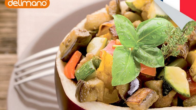 2. Френски рататуи 
• Нарязани на ситно 2 глави червен лук и 2 скилидки чесън. • Нарязани на кубчета от около 1 см: 1 голям патладжан,   2 тиквички,  1 луковица копър, 1 жълта чушка и  6 домата. • 2-3 стъбла целина • 1 супена лъжица захар • няколко стръка пресен розмарин и босилек • сол • смлян черен пипер • паста чили  • зехтин
Загрейте 2 супени лъжици зехтин в универсален тиган Деличия и запържете леко лука и чесъна. Добавете нарязаните зеленчуци и поставете стъклен капак. Гответе още 10 минути, докато зеленчуците отделят соковете си. Подправете със сол и смлян черен пипер. Добавете 1 чаена лъжичка паста чили, нарязаните подправки и поставете капака отново. Гответе още 20 минути, като разбърквате от време на време, докато зеленчуците напълно омекнат. Поднесете с ориз, приготвен на пара.