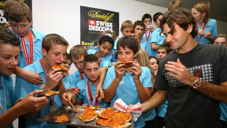 Швейцарският тенисист Роже Федерер не се притеснява да похапва пица с ръце...