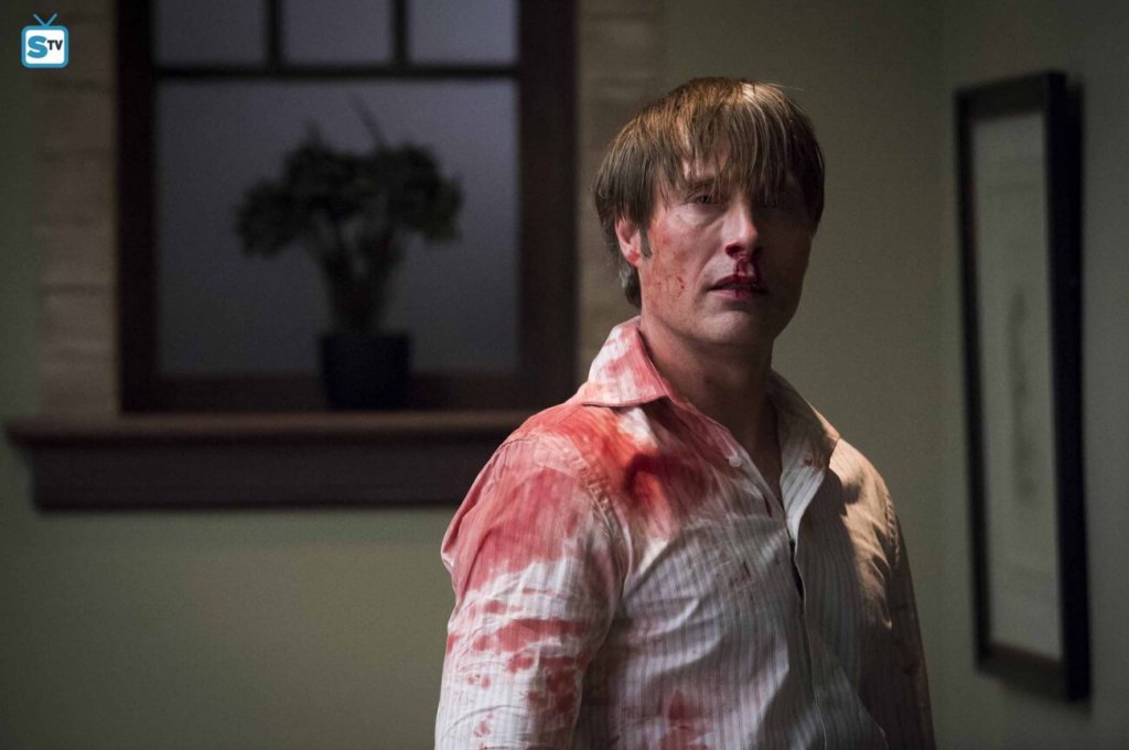 Hannibal / "Ханибал"
Нима можем да изпуснем Ханибал Лектър - "Канибала" от тази галерия? Битката между жестокия и садистичен сериен убиец, който често има навика да храни гостите си с човешко месо, и плахия, но изпълнен с мрак агент на ФБР, е повече от впечатляваща по отношение на това колко много брутално насилие могат да сътворят сценаристите на сериала. Самото шоу сякаш си поставя за цел да изследва най-мрачните и счупени кътчета на човешкото съзнание, представяйки ги на екран. А Мадс Микелсен е плашещо завладяващ в ролята на жестокия психиатър и сериен убиец.