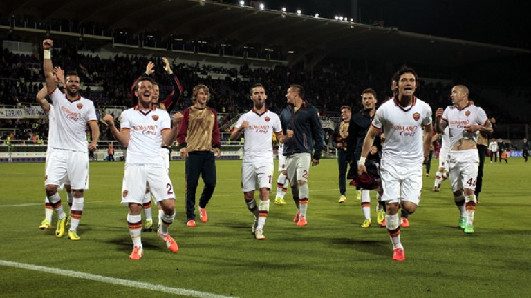 Играчите на Рома празнуват при феновете си след успеха на "Артемио Франки" във Флоренция.