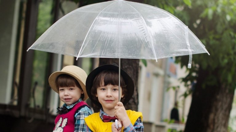 Детските чадъри 
Всички тези съвети важат и при избора на детски чадъри. Търсете висококачествени материали и имайте предвид дали ще го носите вие, когато не вали, дали детето ще мине дълго разстояние с него и дали ще трябва да го прибира в тежка ученическа раница, без да намокри учебниците си.



А иначе за живота на чадъра може да допринесете и вие самите. Когато е мокър, го оставете да изсъхне преди да го затворите и приберете. След като изсъхне обаче го свийте, за да си "отпочива" платът. Добрите чадъри могат да се перат (на ръка разбира се), без да имате чувството, че ще потрошите спиците.