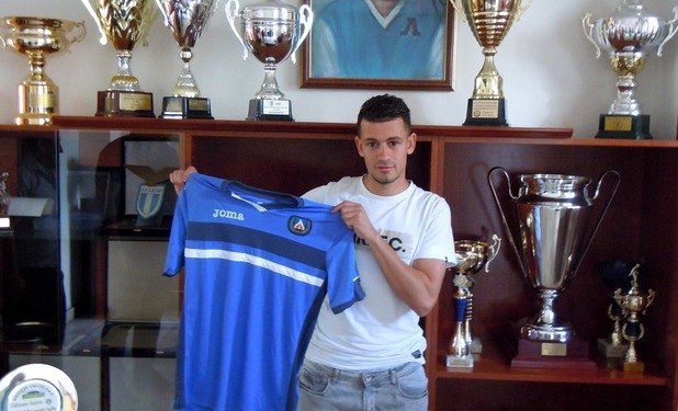 Денис Махмудов е холандско крило с македонски корени. На 26 години е и е играл за отборите на Цволе и Спарта (Ротердам).
