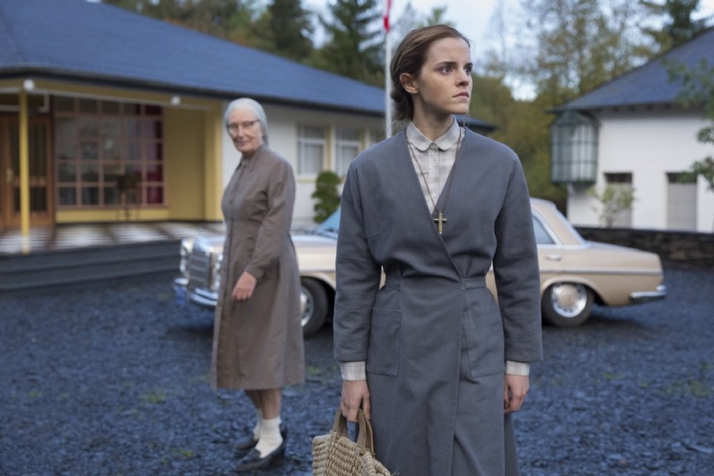 Уотсън има вкус към сериозното кино 
Известна на всяка цена? Не и Ема! Някои я обвиняват, че така и не успява да докаже актьорския си талант извън “Хари Потър“ и намират филми като “Блясък” и “Красавицата и звярът“ за по-скоро посредствени. Уотсън обаче доказва, че има усет към сериозните роли и “трудносмилаемото кино“ с филми като “Колония“, откъдето е и този кадър. Тук тя си партнира с Даниел Брюл (барон Земo в “Първият отмъстител: Войната на героите“) и прави забележителна роля като жена, която е готова на всичко, за да спаси любимия си, дори да мине през зловеща секта. Силно препоръчваме!