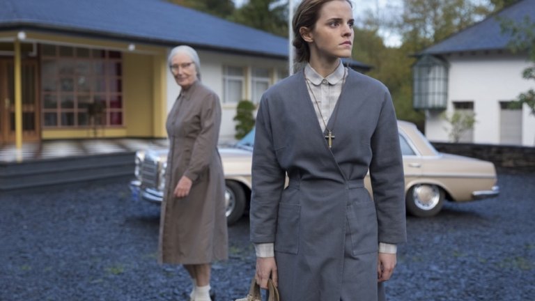 Уотсън има вкус към сериозното кино 
Известна на всяка цена? Не и Ема! Някои я обвиняват, че така и не успява да докаже актьорския си талант извън “Хари Потър“ и намират филми като “Блясък” и “Красавицата и звярът“ за по-скоро посредствени. Уотсън обаче доказва, че има усет към сериозните роли и “трудносмилаемото кино“ с филми като “Колония“, откъдето е и този кадър. Тук тя си партнира с Даниел Брюл (барон Земo в “Първият отмъстител: Войната на героите“) и прави забележителна роля като жена, която е готова на всичко, за да спаси любимия си, дори да мине през зловеща секта. Силно препоръчваме!