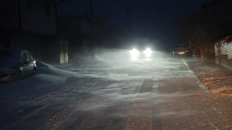 Заради снега: Тежки зимни условия по проходите, ограничена видимост и катастрофи