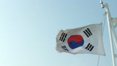 Пред сградата на военното минисетрство в Сеул се стигна до сблъсъци между полицията и демонстранти, които протестираха срещу военните провокации на Северна Корея и настояха за по-силен отговор от страна на Южна Корея след атаката от вторник.