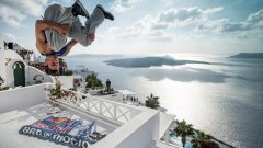 Швейцарецът Жоел Игиман няма време да се любува на невероятната гледка, докато участва на финала по фрийстайл от състезанието на "Ред Бул" на гръцкия остров Санторини. Ние обаче можем да се възхитим на кадъра.