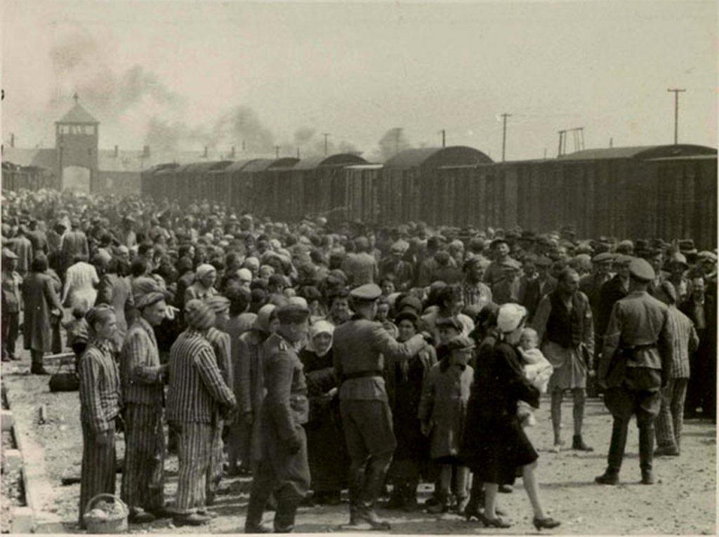 Selection_on_the_ramp_at_Auschwitz-Birkenau,_1944_(Auschwitz_Album)_1c