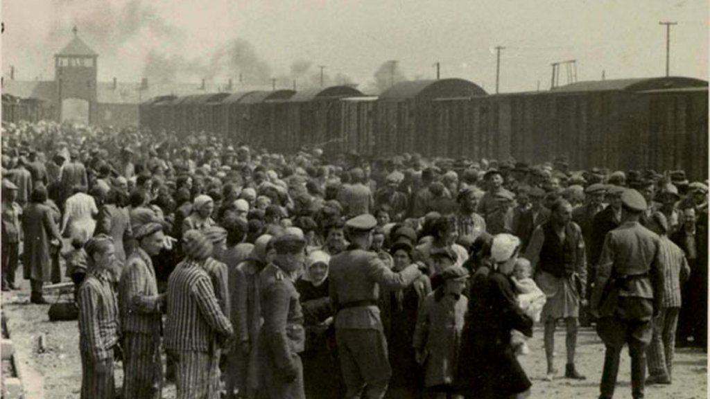 Selection_on_the_ramp_at_Auschwitz-Birkenau,_1944_(Auschwitz_Album)_1c