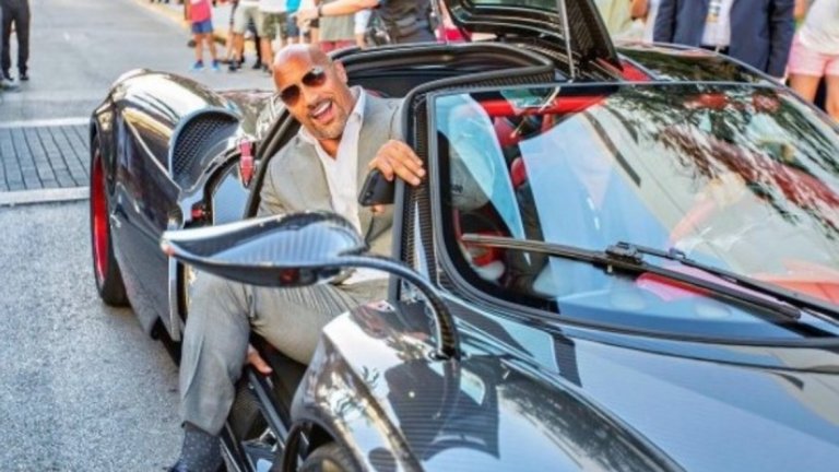 Актьорът се появи на премиерата на „Играчи" с поръчково Пагани Уайра, което струва над 1 млн. долара.
Същият автомобил може да бъде видян и в телевизионното му предаване.