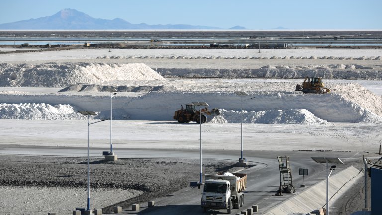 Боливия има най-богати залежи на литий.